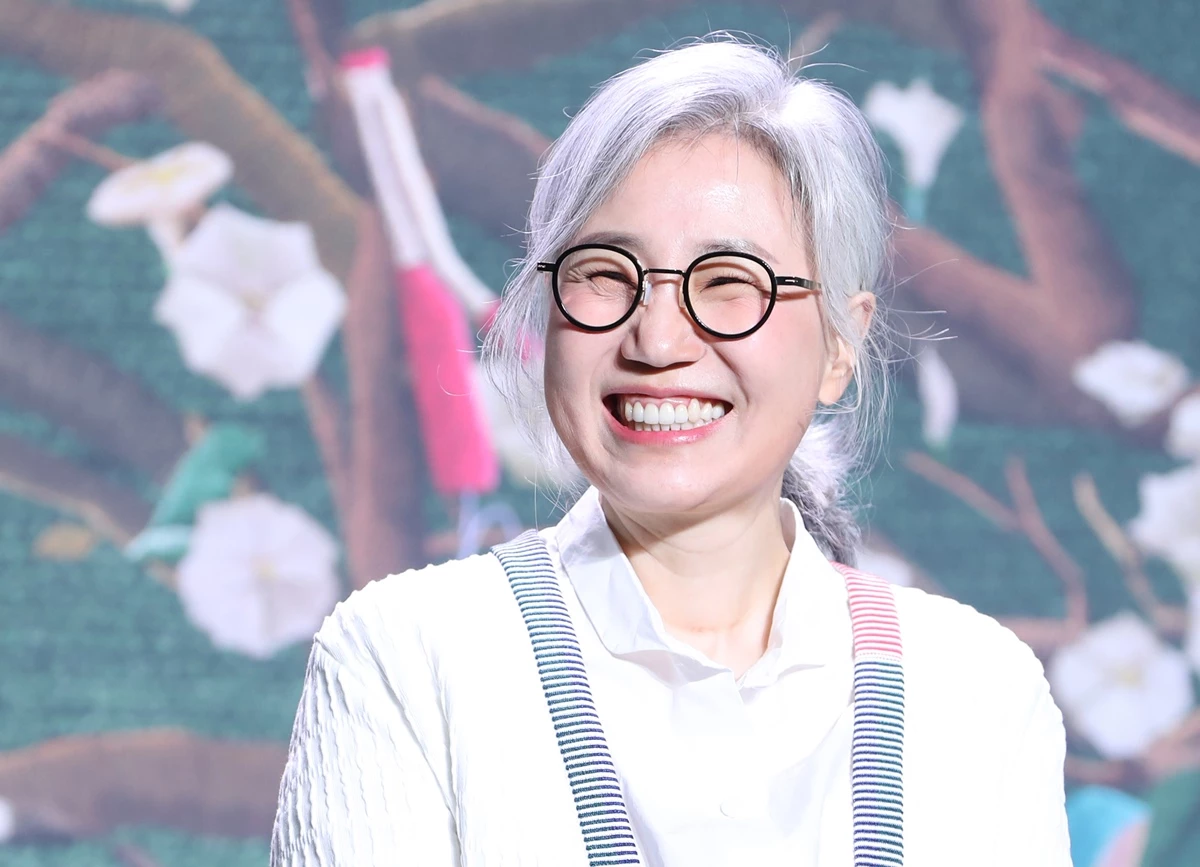 넷플릭스 드라마 '더 글로리' 제작발표회에서 환한 미소를 짓고 있는 김은숙 작가 / 뉴스1