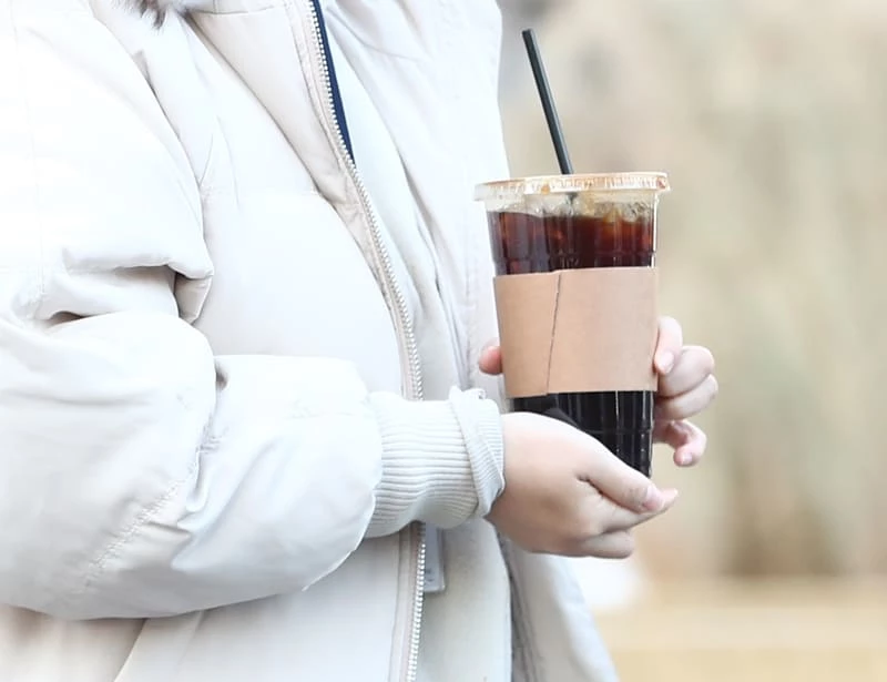 아이스 아메리카노를 들고 있는 시민 / 이하 뉴스1