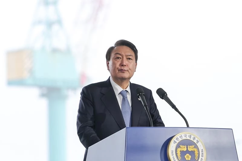 윤석열 대통령이 10일 전북 현대중공업 군산조선소에서 열린 군산조선소 재가동 선박 블록 첫 출항식 행사에 참석해 직원들을 격려하고 있다. / 대통령실 제공