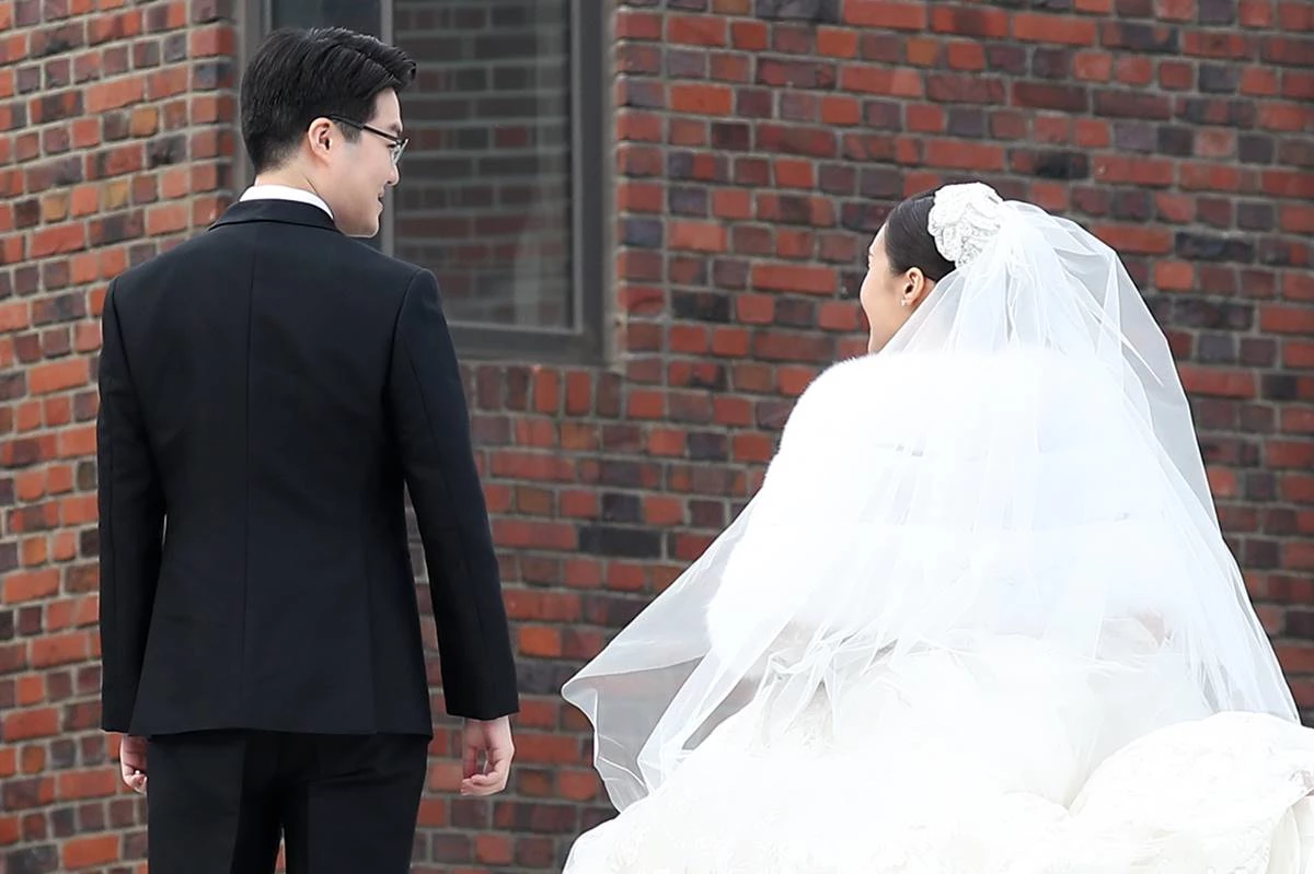 눈을 맞추는 두 사람