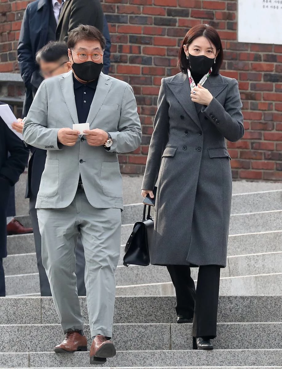 배우 이영애와 남편 정호영 한국레이컴 전 회장이 11일 오후 서울 중구 정동제일교회에서 열린 정몽규 HDC그룹 회장의 장남 정준선 카이스트 교수의 결혼식에 참석한 뒤 식장을 나서고 있다.