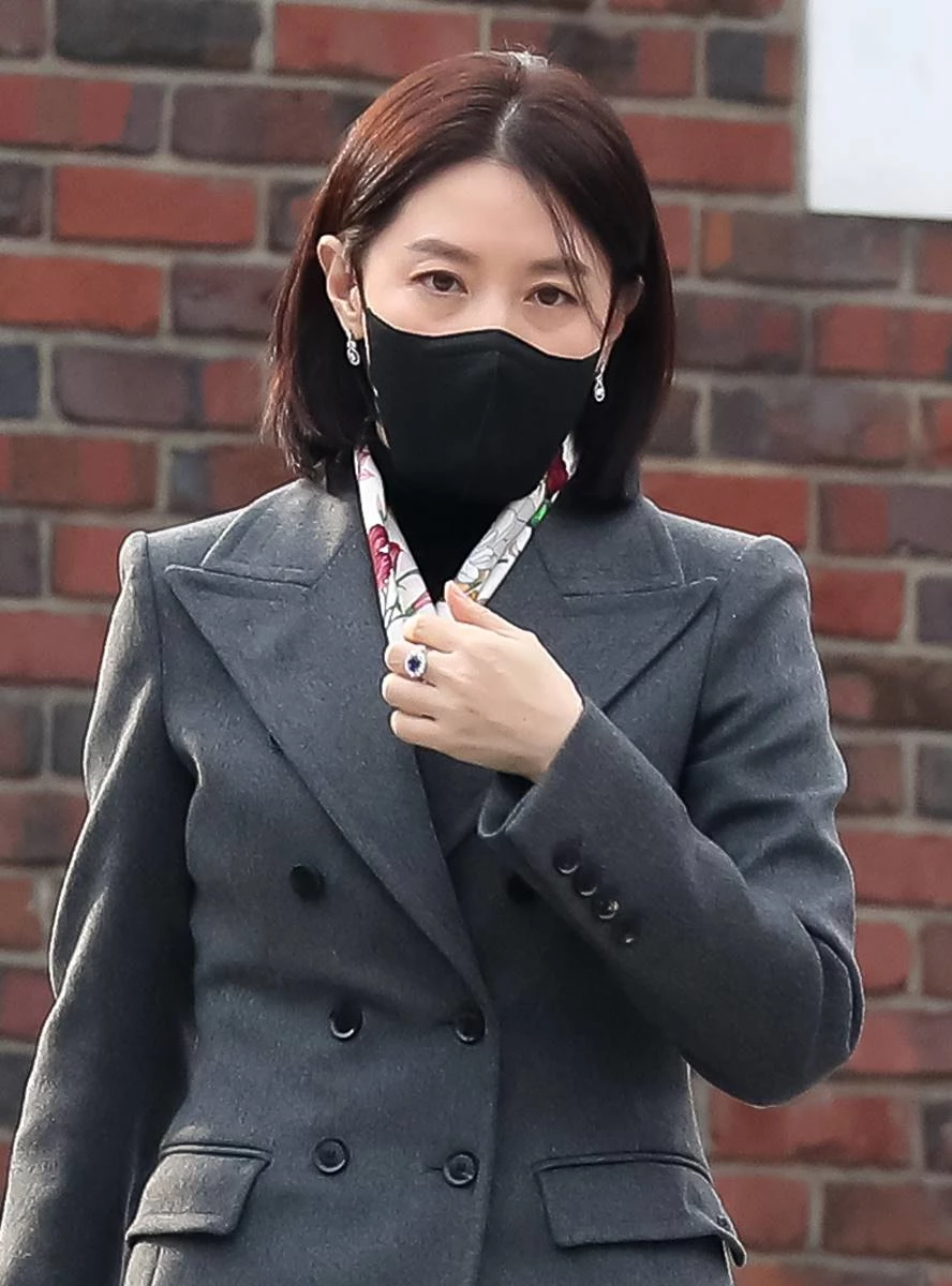 배우 이영애, 남편과 함께 현대家 결혼식 참석