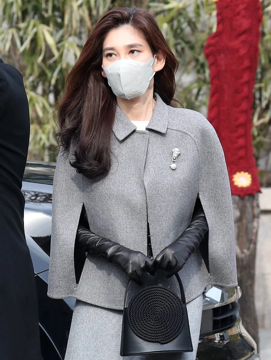 가죽 장갑과 부츠로 포인트 준 이부진 호텔신라 사장