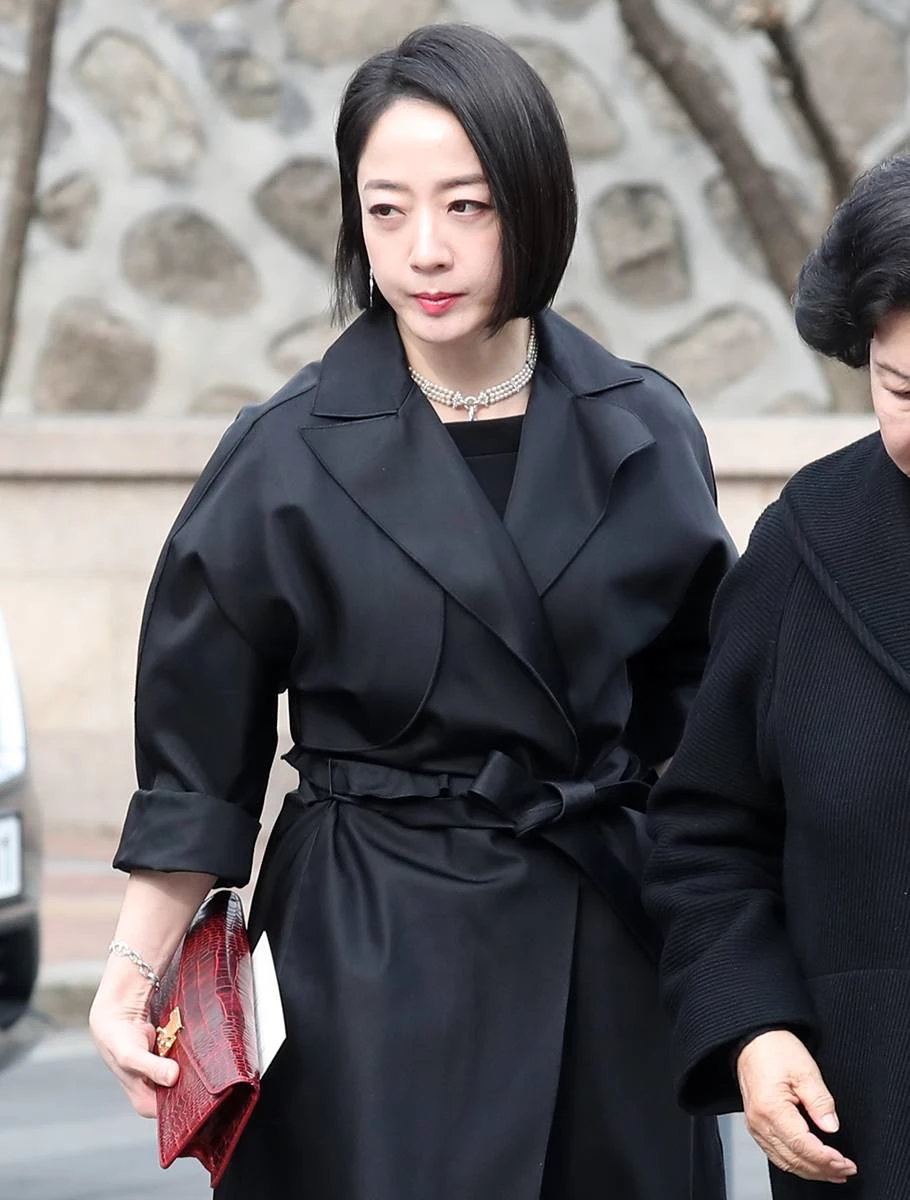 정대선 HN그룹 사장의 아내 노현정 전 아나운서가 시어머니 이행자 여사와 함께 11일 오후 서울 중구 정동제일교회에서 열린 정몽규 HDC그룹 회장의 장남 정준선 카이스트 교수의 결혼식에 참석하고 있다.