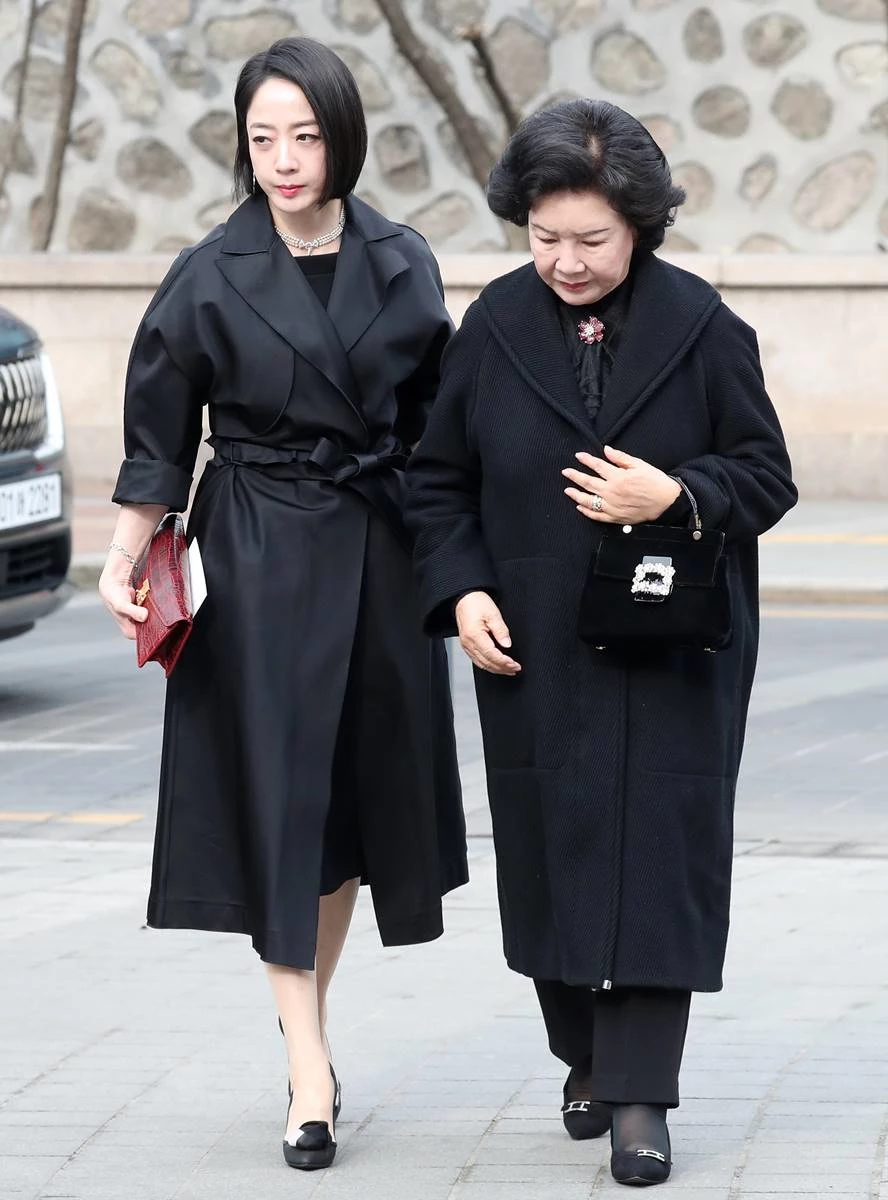 레드 클러치 백으로 포인트 준 노현정 전 아나운서