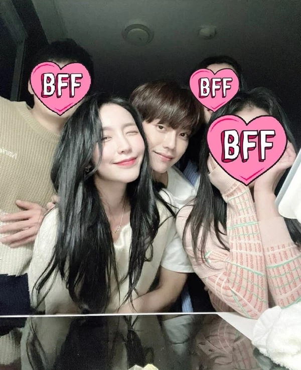 정현규와 성해은이 지인들과 사진을 찍으며 백허그를 하고 있다. / 온라인 커뮤니티 '더쿠'