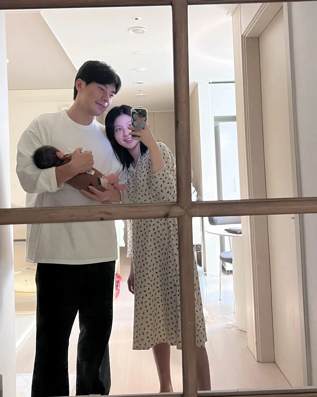 지난해 6월 혼전임신과 결혼을 동시에 발표하고 지난달 6일 딸을 품에 안은 영철과 영숙