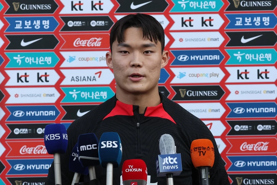 오현규가 지난해 11월 2일 오후 파주 NFC(축구대표팀 트레이닝센터)에서 훈련하기에 앞서 취재진의 질문에 답하고 있다. / 연합뉴스