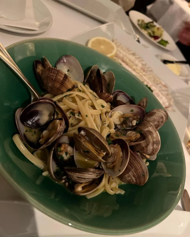 함께 맛있는 음식을 먹은 페이와 민