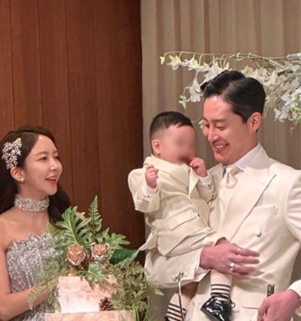 아이를 끌어 안고 있는 이필립과 아내 박현선(왼쪽) / 박현선 인스타그램