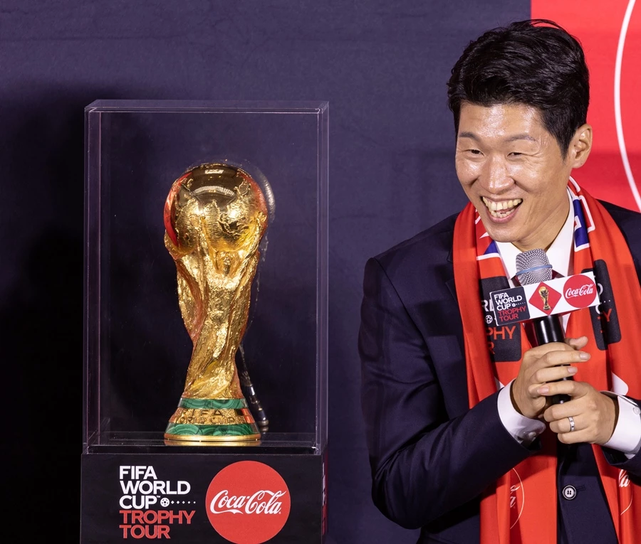 박지성이 2022년 8월 24일에 서울 영등포구 더 현대에서 열린 국제축구연맹(FIFA) 월드컵 트로피 세계순회 행사에서 2022 카타르 월드컵에서의 축구 국가대표팀 예상 성적을 말하고 있다. / 연합뉴스