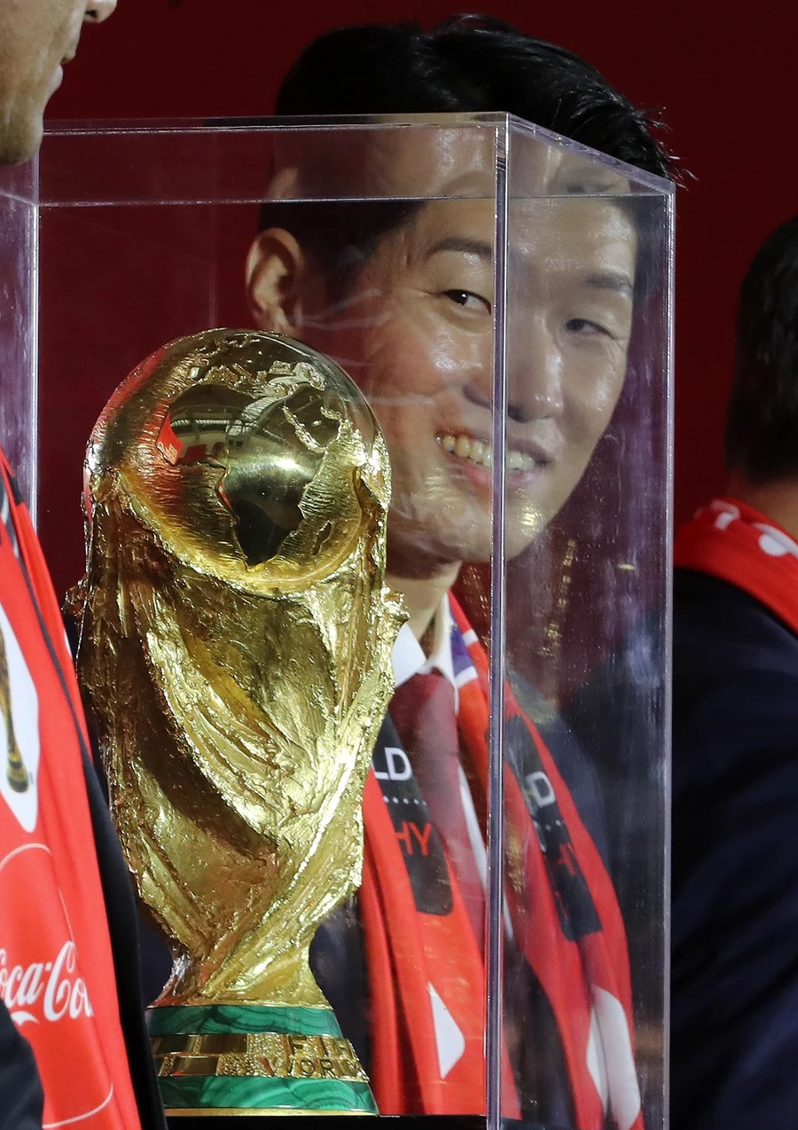 박지성이 2022년 8월 24일 오후 서울 여의도 더현대서울에서 열린 2022 FIFA 월드컵 트로피 투어 미디어 행사에서 오리지널 월드컵 트로피를 바라보며 미소 짓고 있다. / 뉴스1