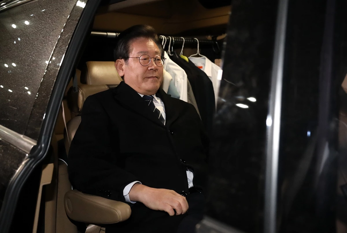 이재명 더불어민주당 대표가 대장동 개발 특혜 의혹 사건 관련 2차 검찰 조사를 마친 뒤 귀가하고 있다.