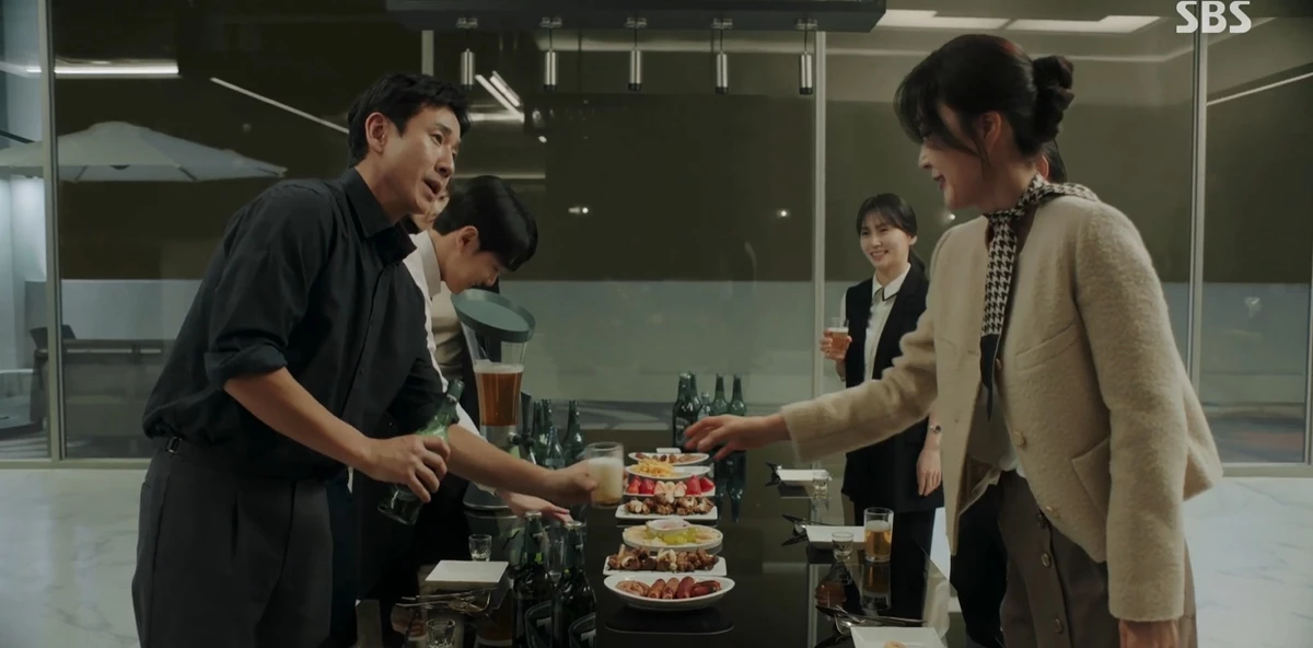 5년 만에 다시 등장한 이선균의 '거품 맥주'