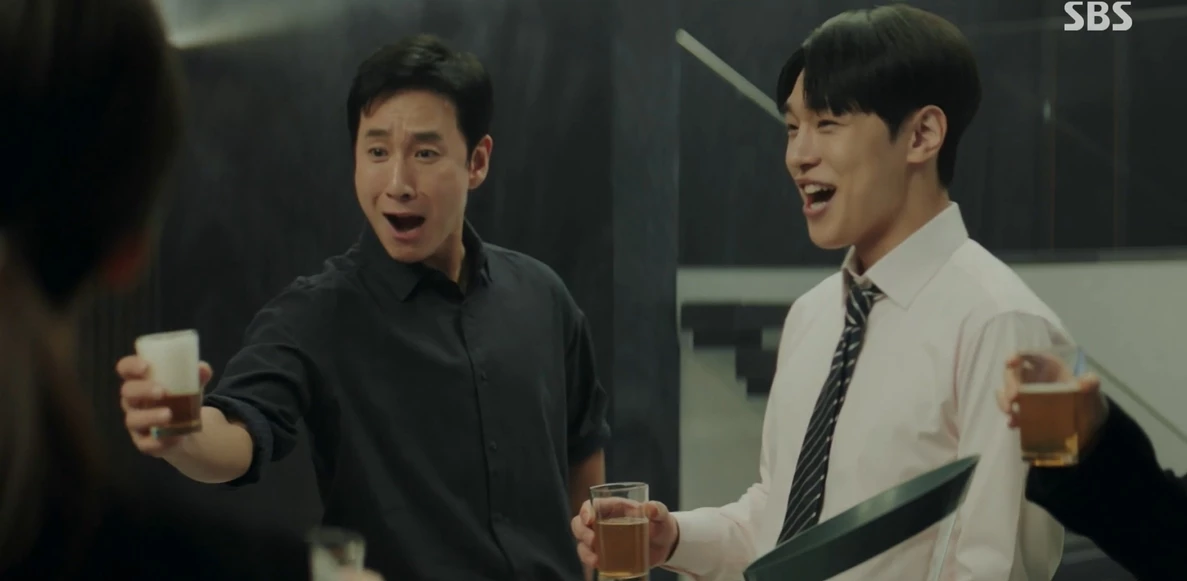 5년 만에 다시 등장한 이선균의 '거품 맥주' / 이하 SBS '법쩐'