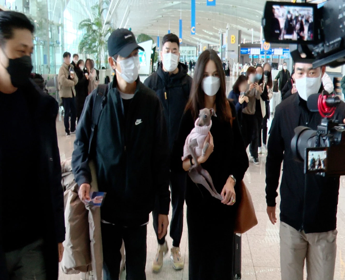 16일 인천 중구 운서동 인천국제공항 제2여객터미널에 나타난 송중기, 케이티 루이스 사운더스