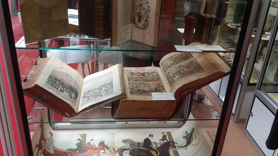 '2015 영국 런던국제고서전'에 나온 1560년대 발행한 루터 성경책 / 연합뉴스