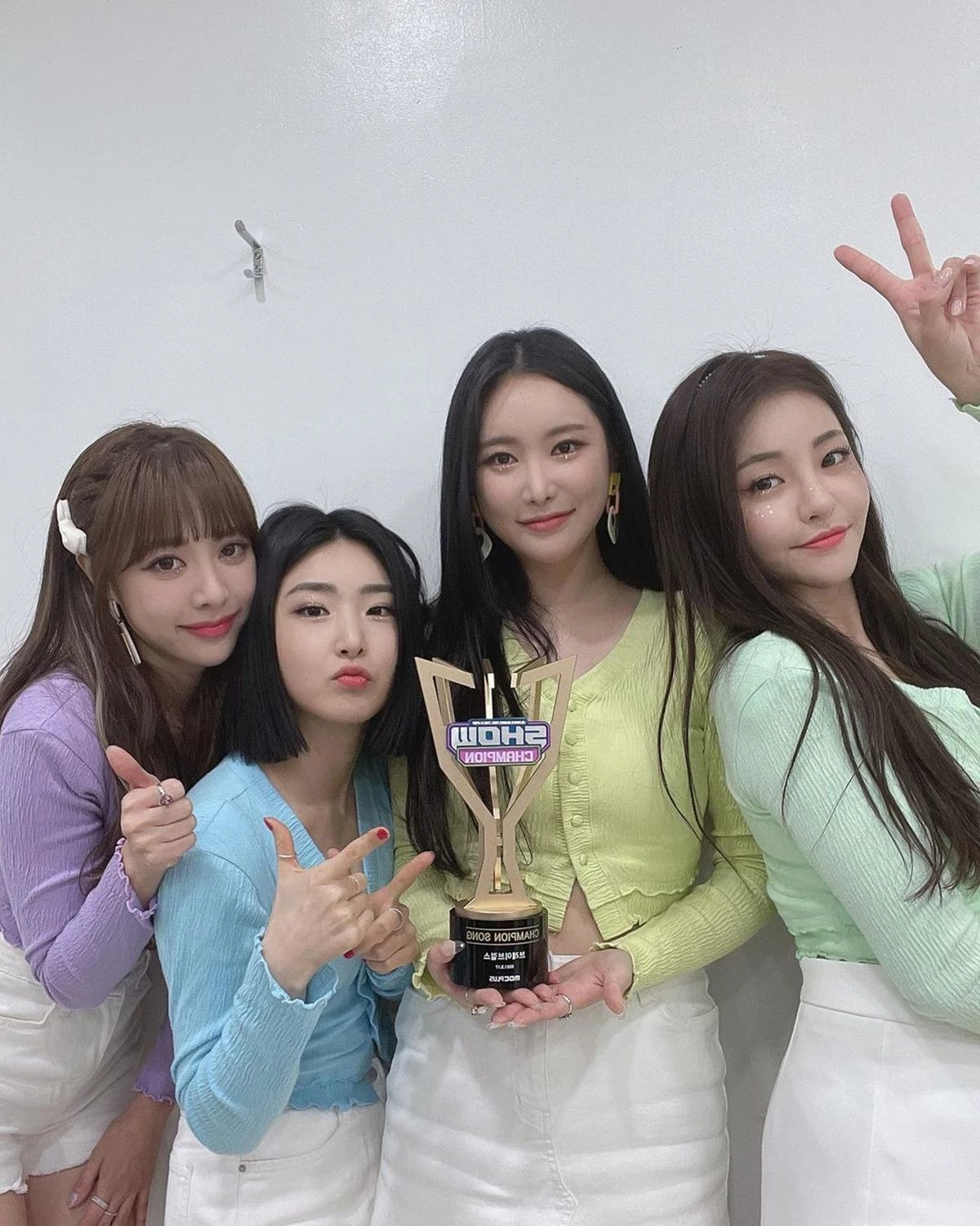 역주행 신화 써 내려갈 당시 1위 트로피 들고 기념사진 남기는 브레이브걸스 멤버들 / 브레이브걸스 공식 인스타그램