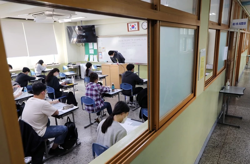 2022년 10월 15일 서울 강남구 한 시험장에서 공시 수험생들이 시험 시작을 기다리고 있다. /인사혁신처