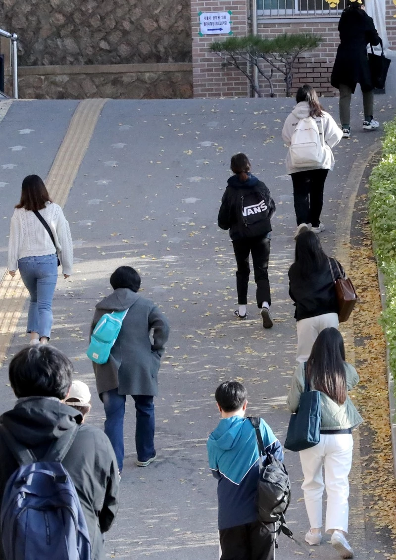 서울시 공무원시험 필기 시험일인 2022년 10월 29일, 서울 서대문구에 설치된 필기시험장으로 수험생들이 입장하고 있다. /뉴스1