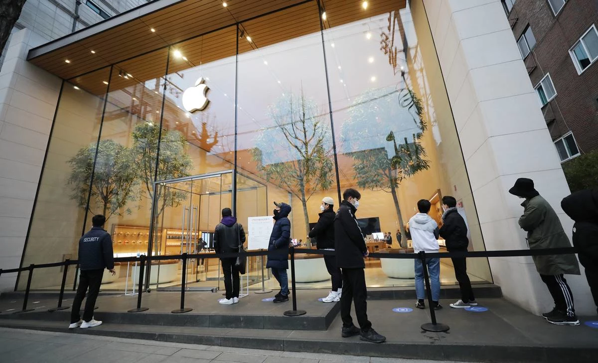 애플의 아이폰12 프로맥스와 아이폰12 미니가 공식 출시한 지난 2020년 11월 서울 강남구 가로수길 애플스토어에서 아이폰 예약구매 고객들이 오픈시간을 기다리고 있다. / 뉴스1