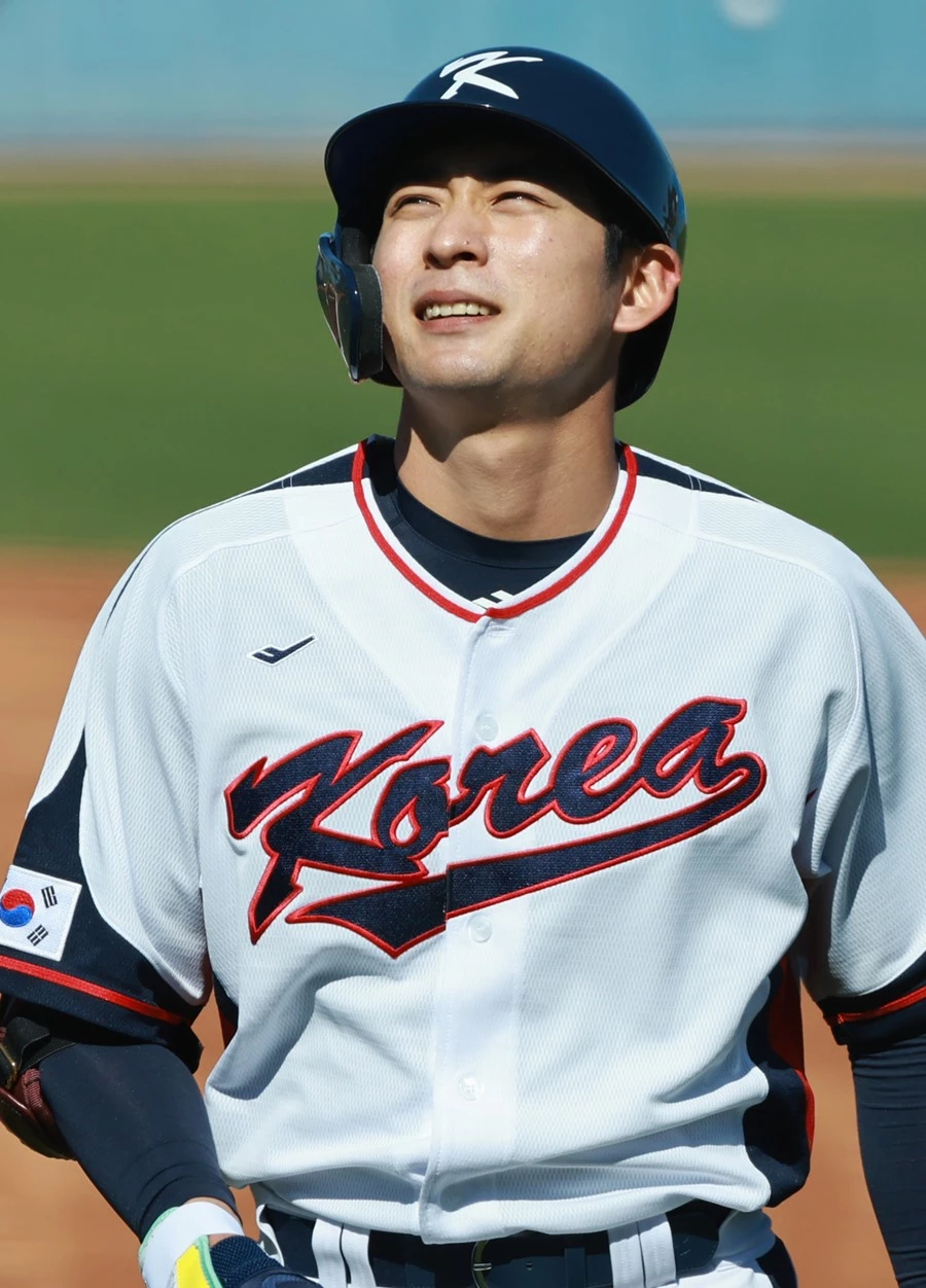 이정후가 16일(현지 시각) 미국 애리조나주 투손 키노스포츠콤플렉스에서 열린 월드베이스볼클래식(WBC) 2023 대한민국 대표팀과 프로야구 KBO리그 NC 다이노스와의 평가전에서 2회 말 뜬공으로 물러난 뒤 더그아웃으로 향하고 있다. / 이하 연합뉴스