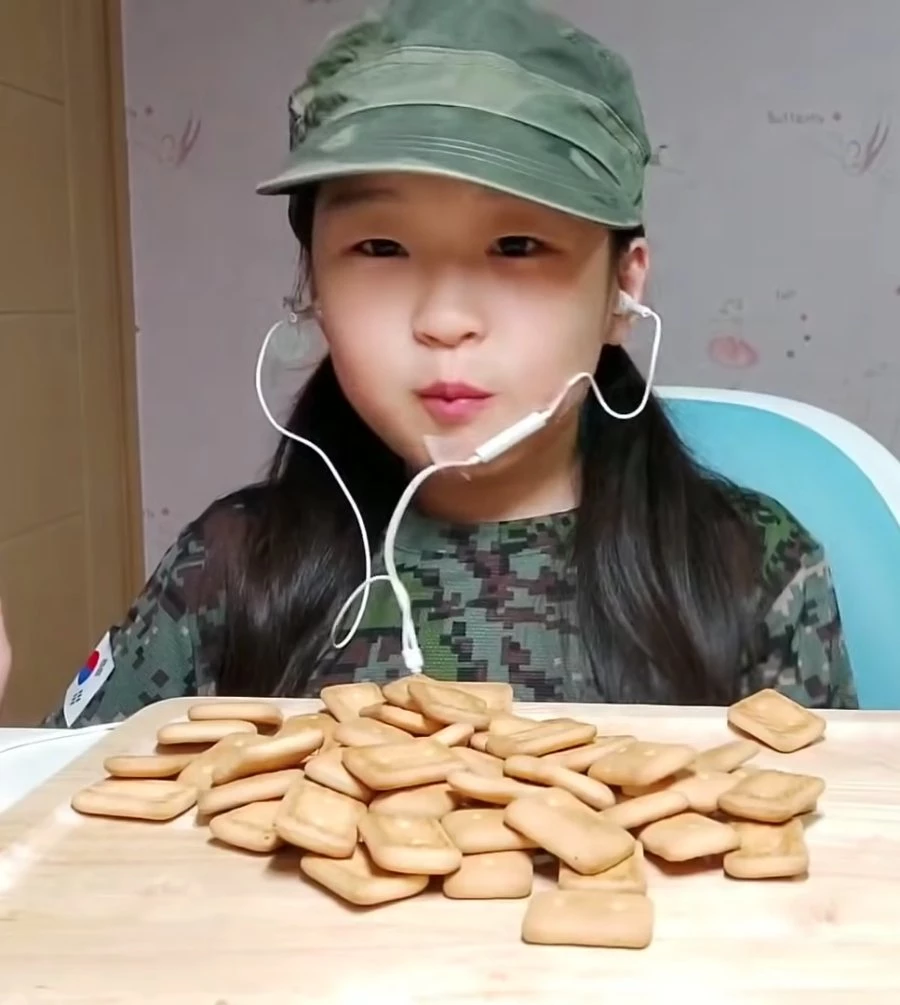 군대 식량 먹방을 선보인 띠예