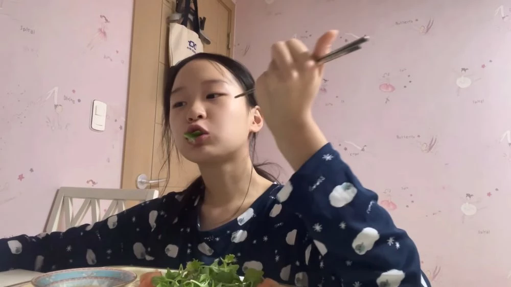 띠예가 먹방을 펼치고 있다.