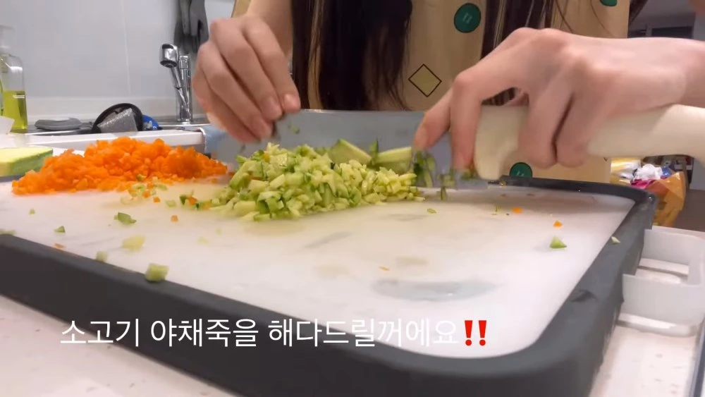 할아버지를 위해 소고기 야채죽을 만들고 있는 띠예