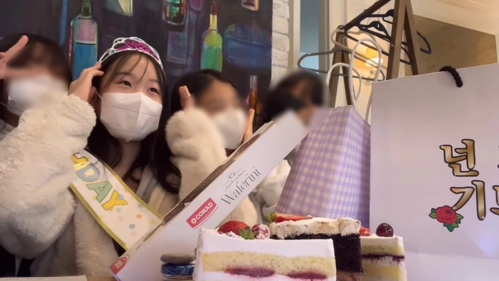 띠예가 친구들과 함께 생일파티를 보냈다.
