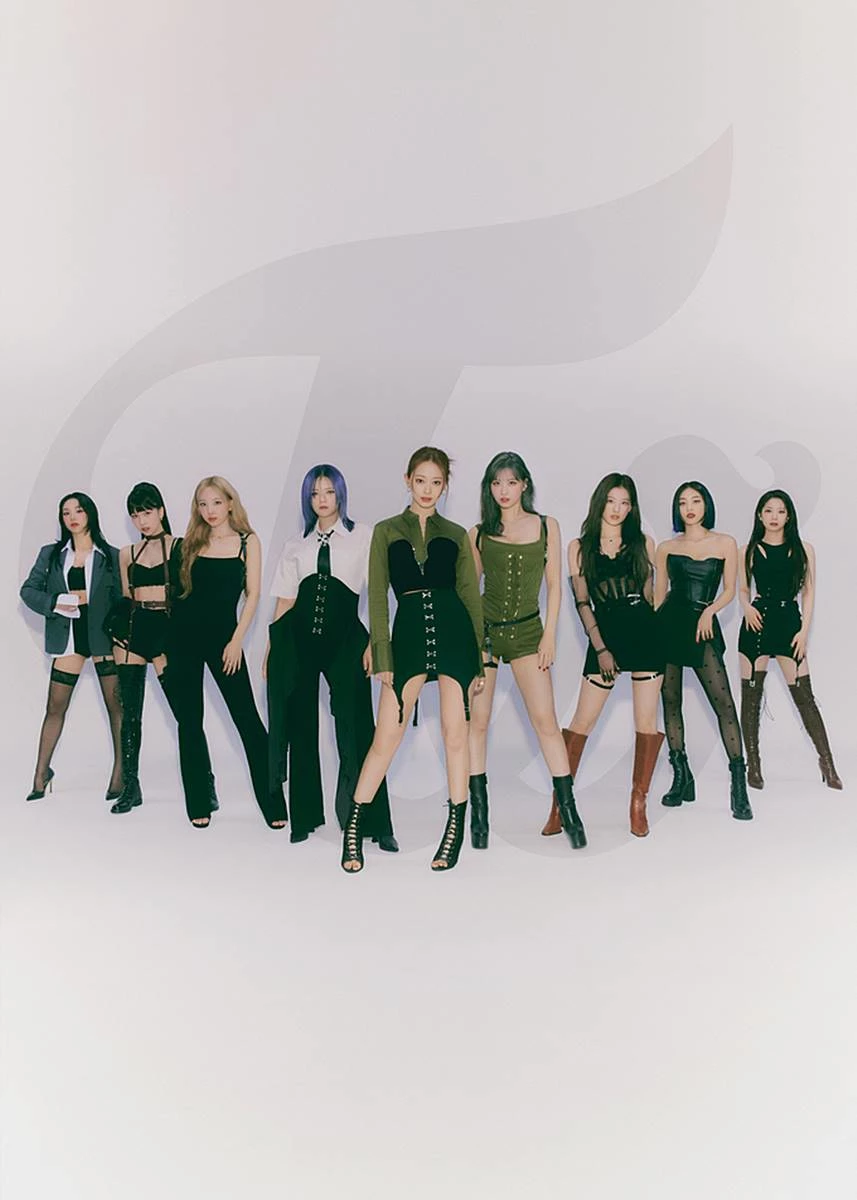 그룹 트와이스. 왼쪽부터 채영, 미나, 나연, 정연, 쯔위, 모모, 사나, 지효, 다현 / 이하 JYP엔터테인먼트