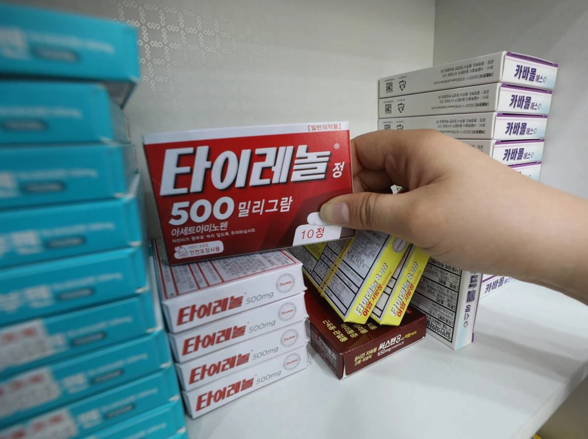지난 2021년 서울의 한 약국에서 타이레놀을 판매하고 있다.