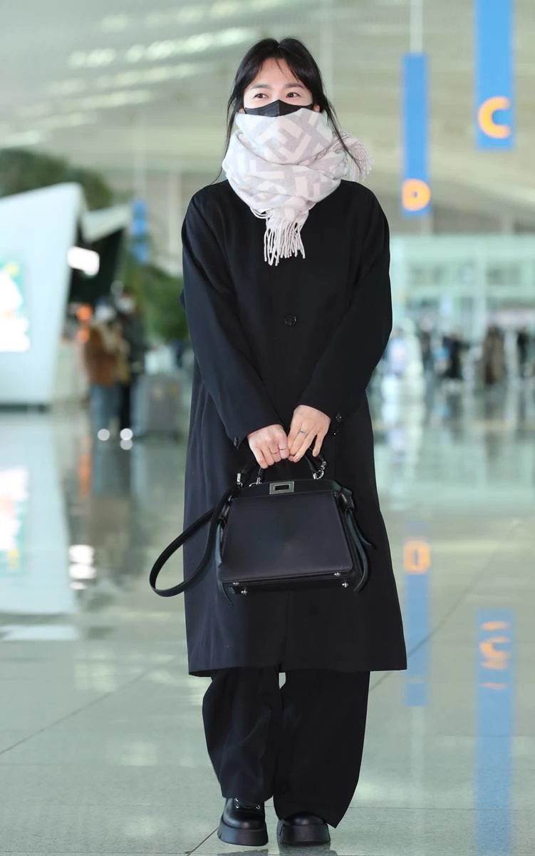 배우 송혜교가 해외 일정을 위해 지난 19일 오전 인천국제공항을 통해 이탈리아 밀라노로 출국하고 있다.