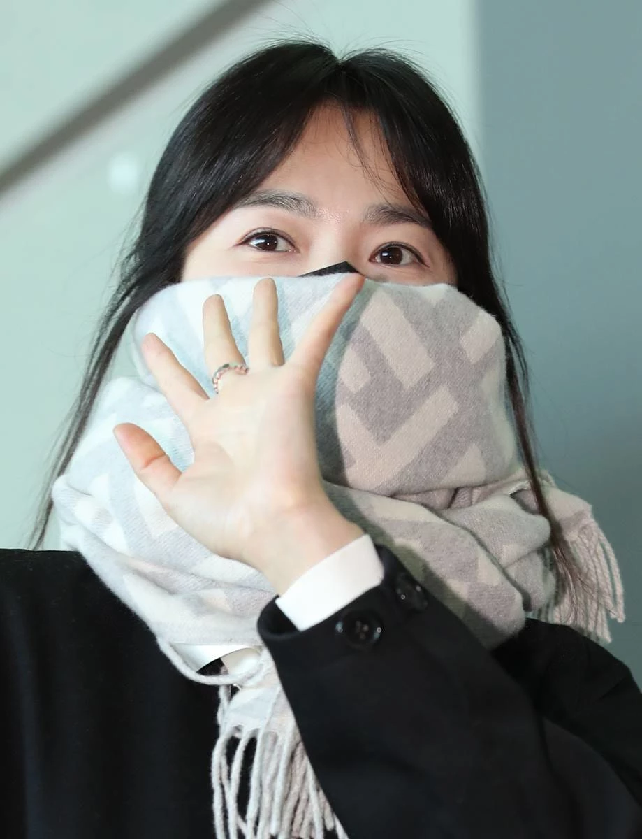 반갑게 손 흔들어 보이는 송혜교