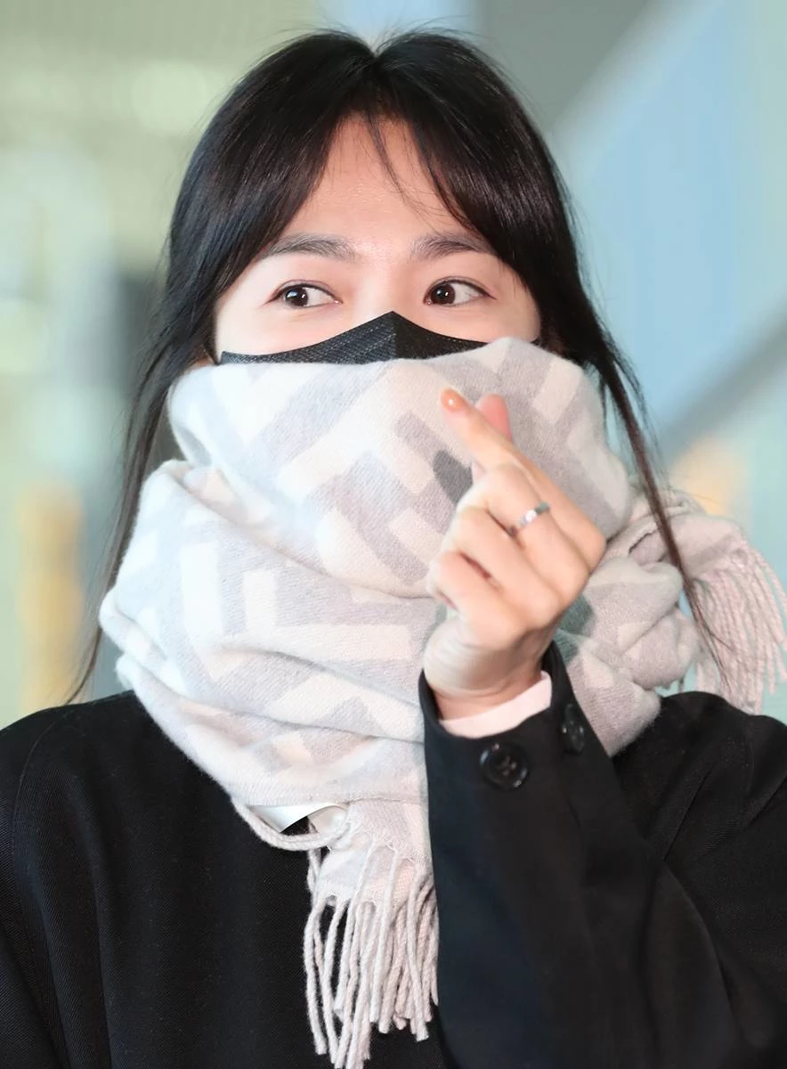 해외 일정 차 출국하는 송혜교