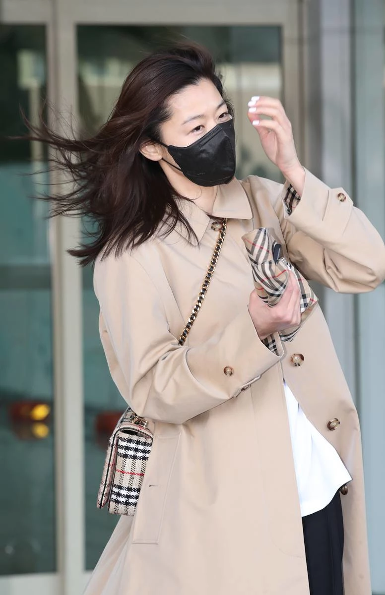 오랜만에 공항에서 포착된 전지현