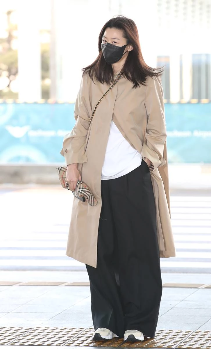 버버리 착장으로 공항 패션 완성한 전지현