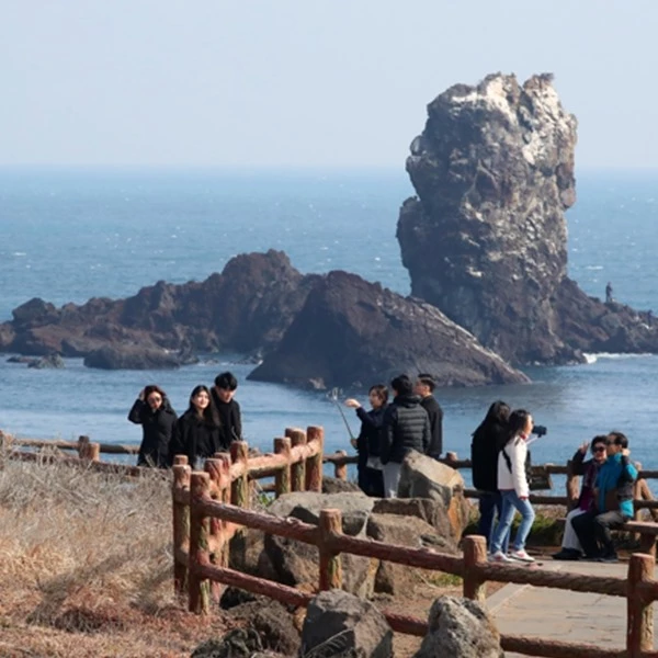 제주 서귀포시 성산읍 섭지코지에서 관광객들이 산책하며 즐거운 시간을 보내고 있다.