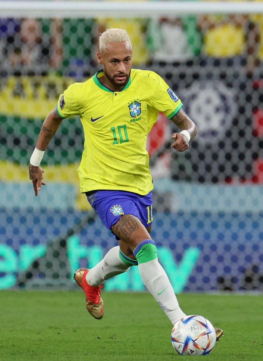 네이마르가 지난해 12월 5일 오후(현지 시각) 카타르 도하 스타디움 974에서 열린 2022 카타르 월드컵 16강 대한민국과 브라질의 경기에서 드리블하고 있다. / 이하 뉴스1