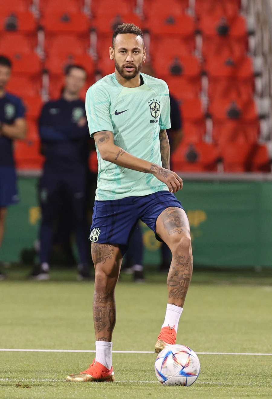 브라질 축구대표팀 네이마르가 2022 카타르 월드컵 16강 한국과의 경기를 하루 앞둔 4일 오후(현지 시각) 카타르 알 아라비 SC 훈련장에서 훈련하고 있다.
