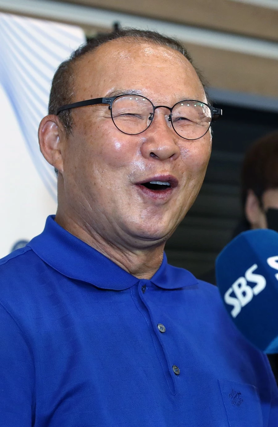 베트남 축구대표팀 지휘봉을 내려놓은 박항서 감독이 지난 14일 오후 인천국제공항을 통해 귀국해 취재진과 인터뷰하고 있다. / 이하 뉴스1