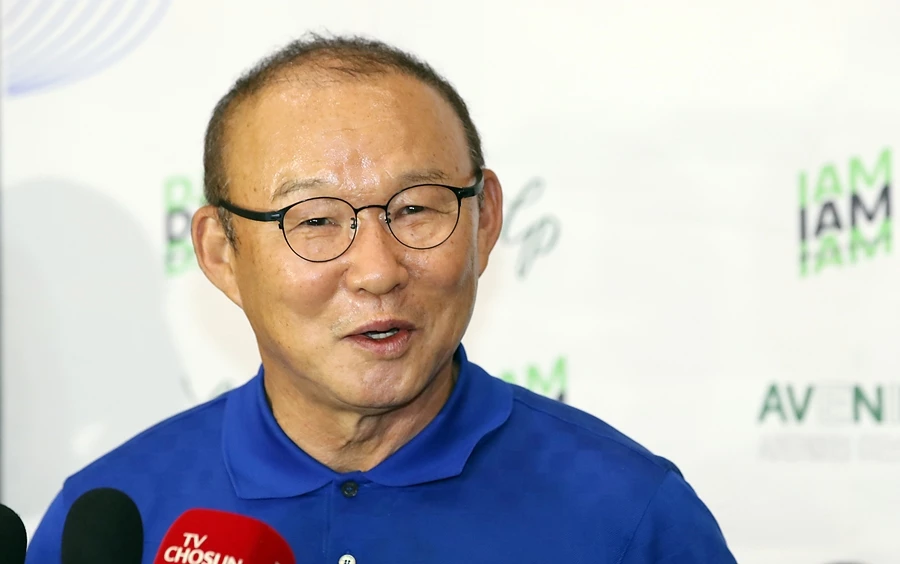 베트남 축구대표팀 지휘봉을 내려놓은 박항서 감독이 14일 오후 인천국제공항을 통해 귀국했다