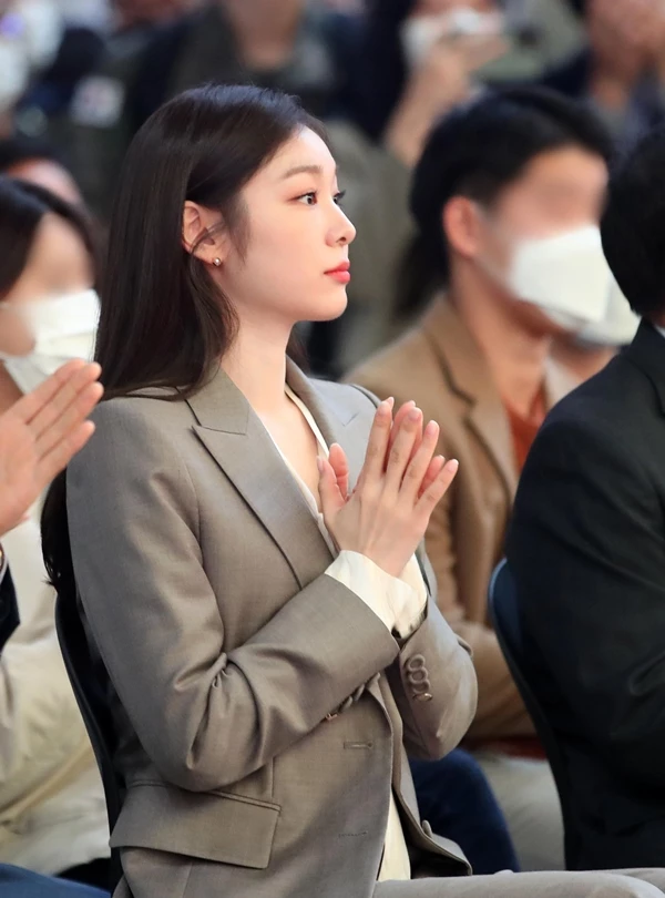 김연아가 지난해 11월 '2022 제2차 KB굿잡 우수기업 취업박람회' 개막식에 참석해 손뼉 치고 있다. / 뉴스 1