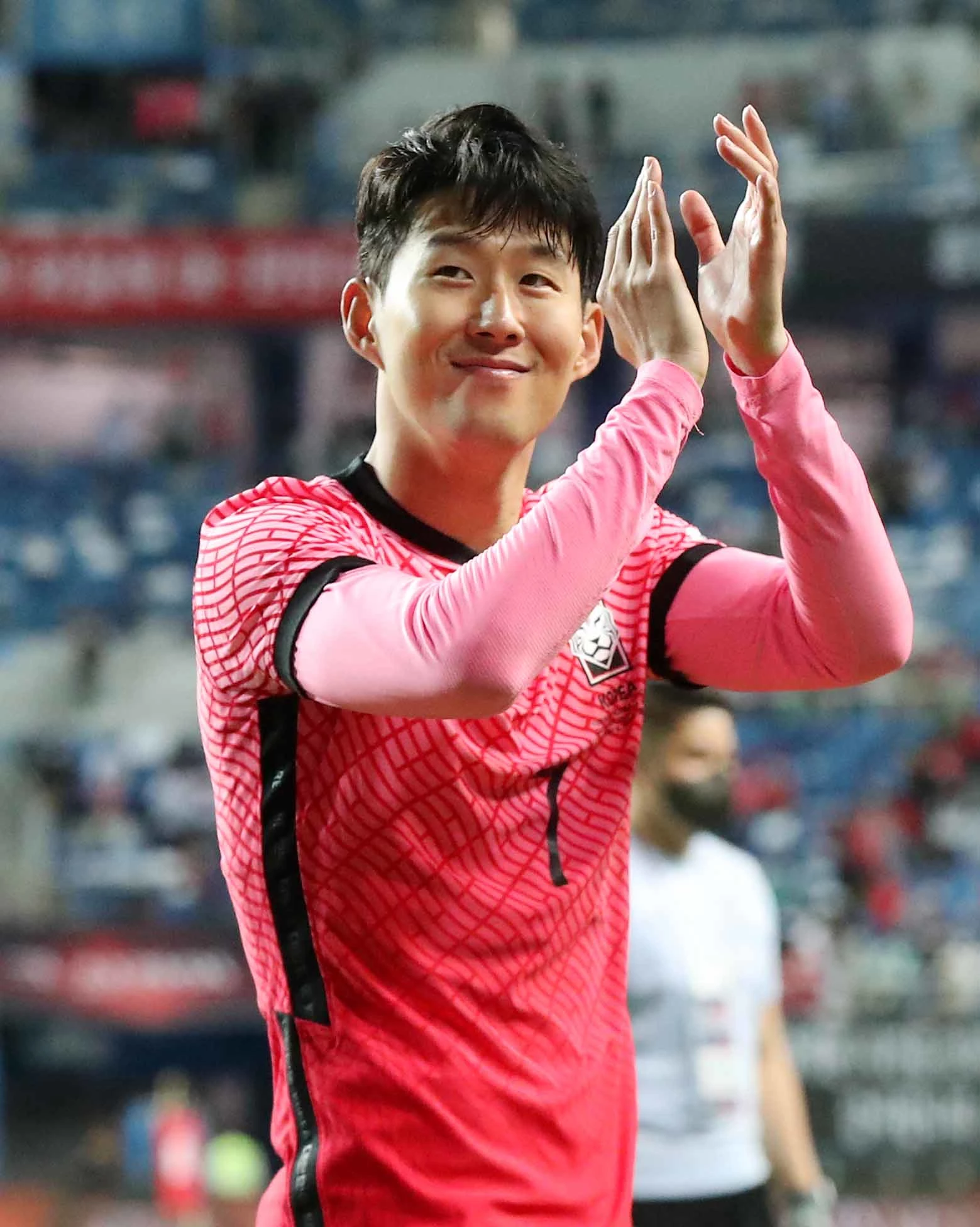 지난해 6월 대전 유성구 대전월드컵경기장에서 열린 대한민국과 칠레의 평가전에서 2대 0으로 승리를 거둔 대한민국 손흥민이 경기를 마친 뒤 팬들을 향해 인사를 전하고 있다. / 뉴스1