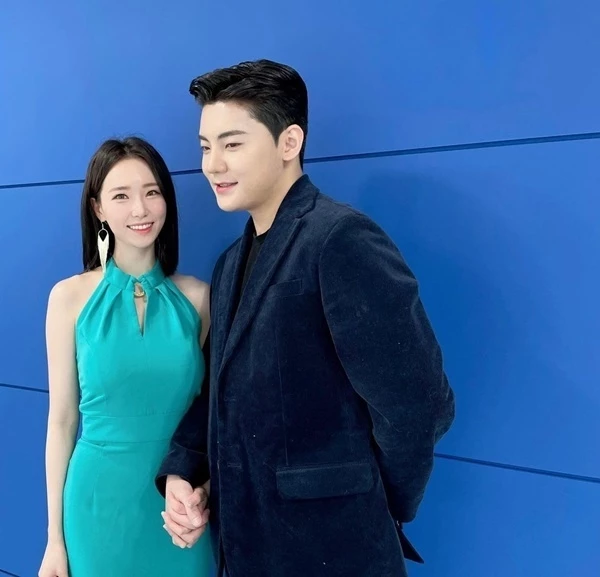 이정현 아나운서와 발로란트 프로게이머 출신 인터넷 방송인 손오천이 지난해 공개 열애를 선언했다.