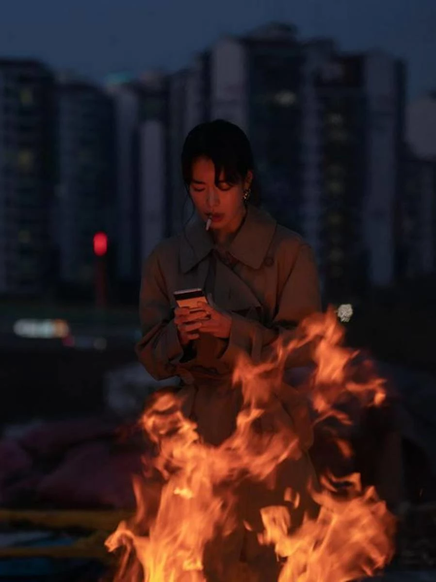 불 앞에서 무언가 꾸미고 있는 박연진