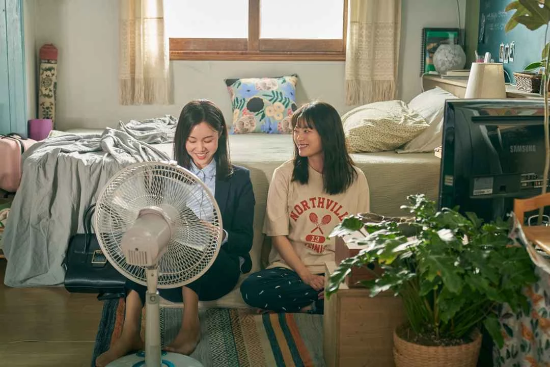 넷플릭스 영화 '스마트폰을 떨어뜨렸을 뿐인데' 스틸 속 배우 김예원과 천우희