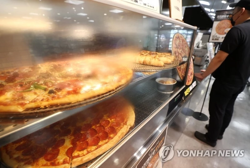 서울 한 마트에서 시민이 피자를 구매하고 있다. / 연합뉴스