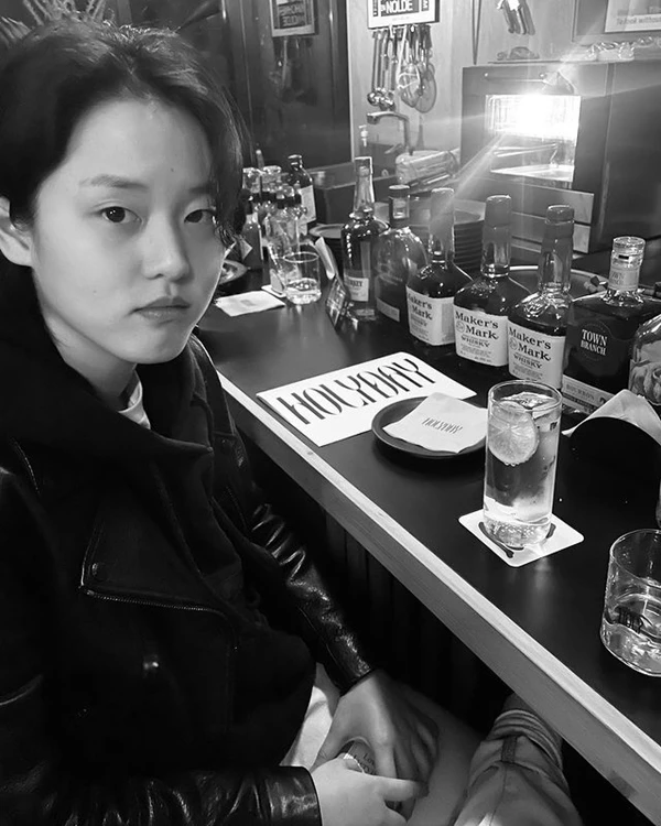 이하 이연이 일상 속에서 몽환적인 분위기를 풍기고 있다.