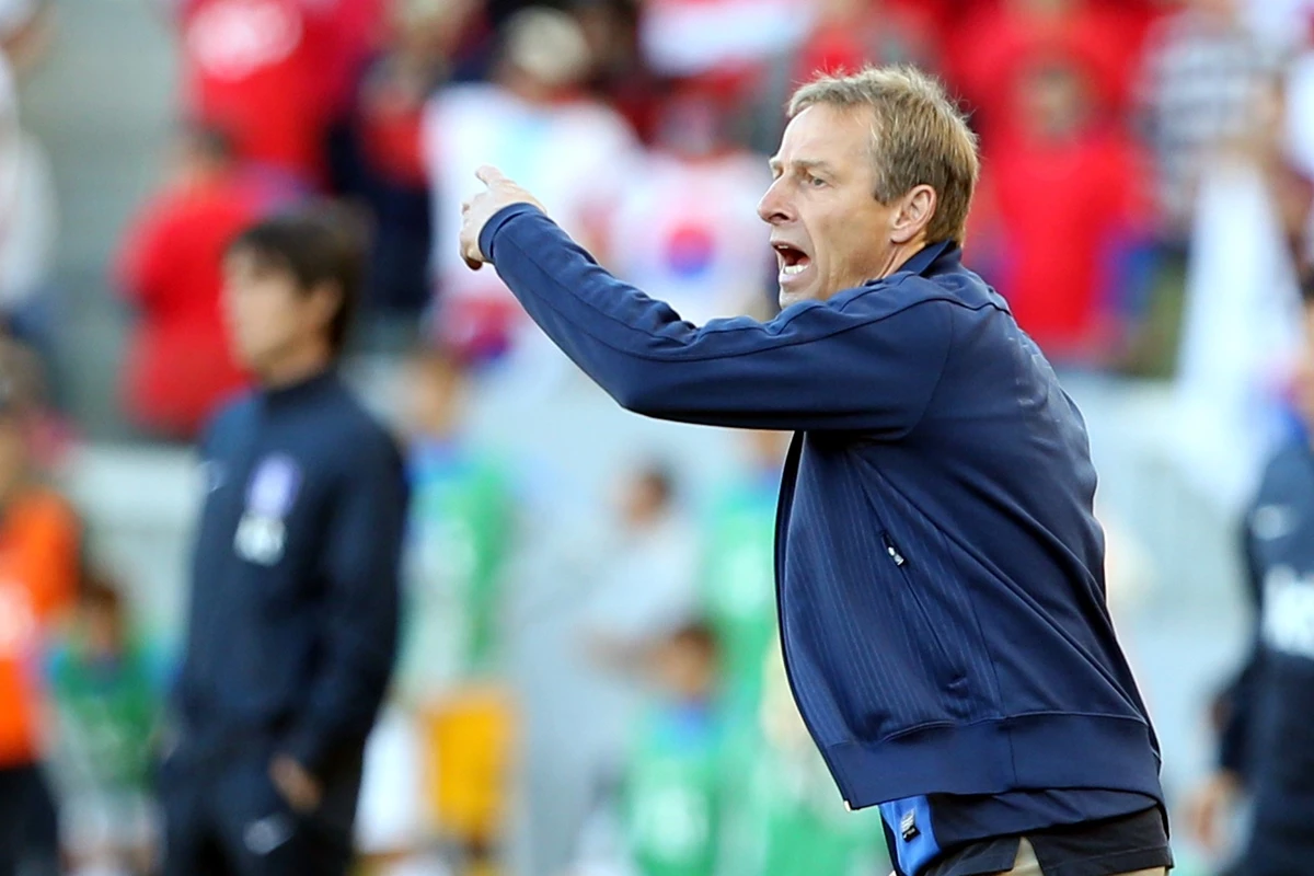 2014년 미국 캘리포니아주에서 열린 한국 대표팀과 미국 대표팀의 친선전 경기에서 위르겐 클린스만이 지시를 내리고 있다.